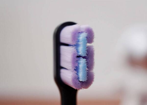 炸毛的電動(dòng)牙刷刷頭