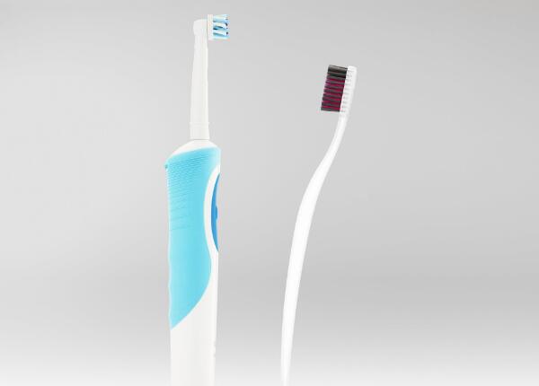 電動(dòng)牙刷vs手動(dòng)牙刷：哪種刷得更干凈？正確使用方法詳解！