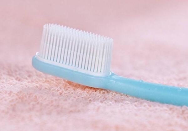 牙醫(yī)推薦牙刷是手動(dòng)還是電動(dòng)？手動(dòng)和電動(dòng)牙刷哪個(gè)更適合你？