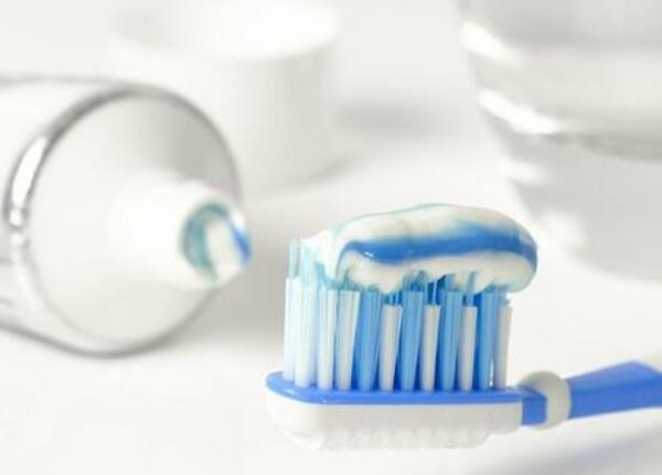 手動(dòng)牙刷一般多久要換？牢記這些手動(dòng)牙刷使用小常識(shí)