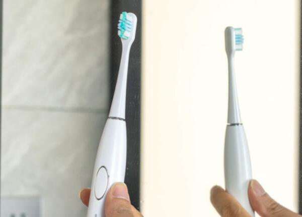 使用電動(dòng)牙刷手抖正常嗎？刷博士來解答！