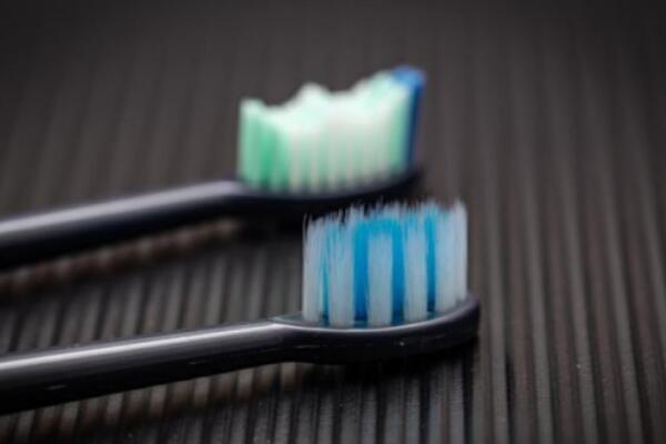 電動(dòng)牙刷頭炸毛正常嗎 電動(dòng)牙刷頭炸毛